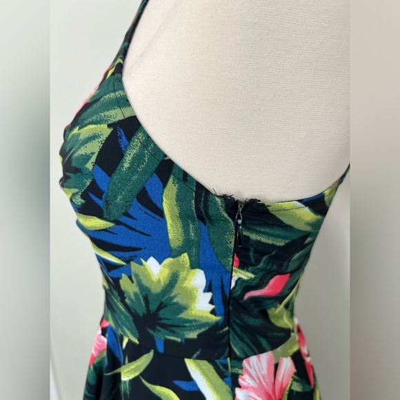 Hollister Fit and Flare High Neck Sleeveless Tropical Floral Mini Dress - Picture 2 of 3
